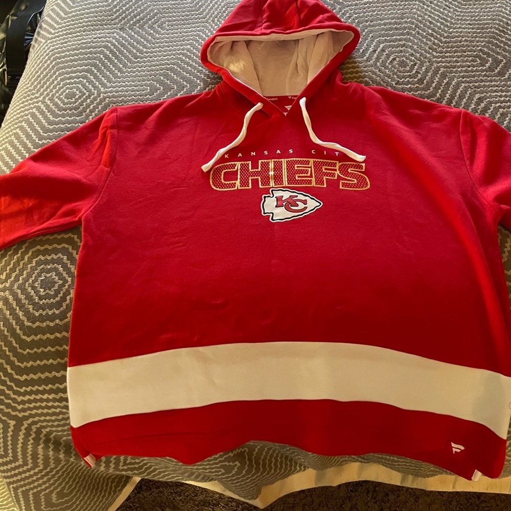 Women’s Size L high/low hem Kansas City Chiefs hoodie.